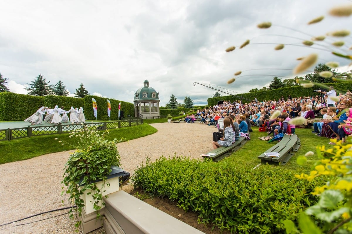 VIII Starptautiskā tautas deju festivāla "Sudmaliņas" koncerts "Deju soļi pasauli iegriež" Rundāles pils parkā
