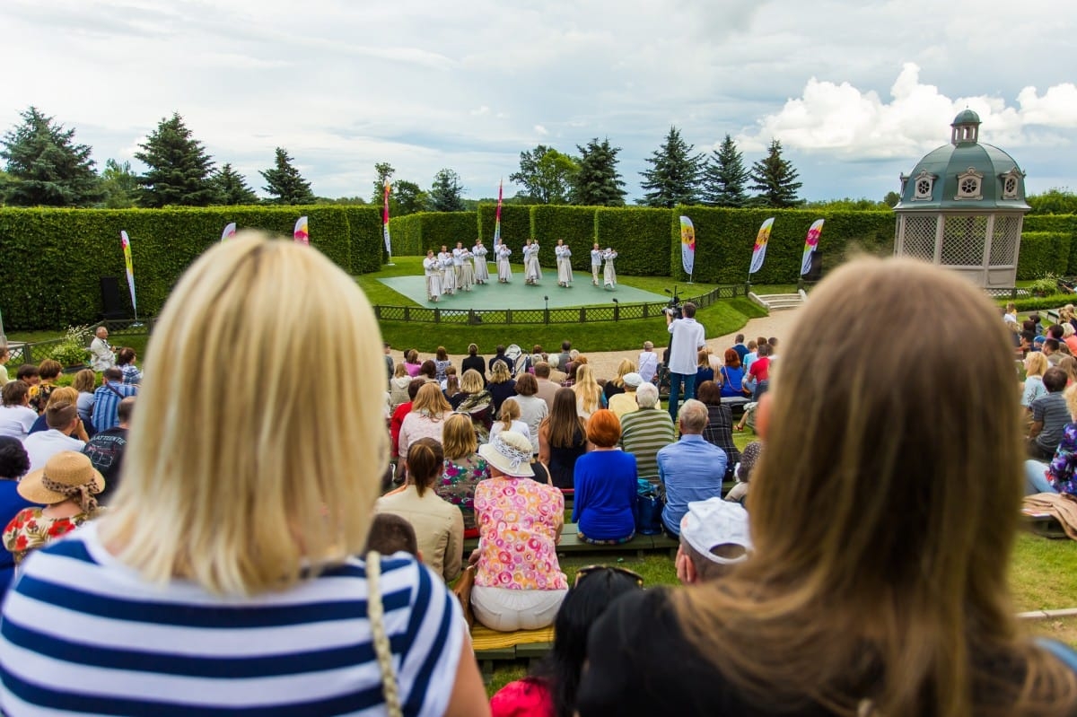 VIII Starptautiskā tautas deju festivāla "Sudmaliņas" koncerts "Deju soļi pasauli iegriež" Rundāles pils parkā