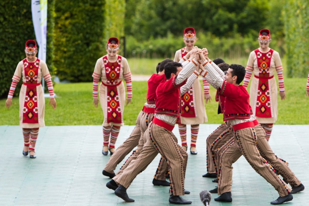VIII Starptautiskā tautas deju festivāla "Sudmaliņas" koncerts "Deju soļi pasauli iegriež" Rundāles pils parkā