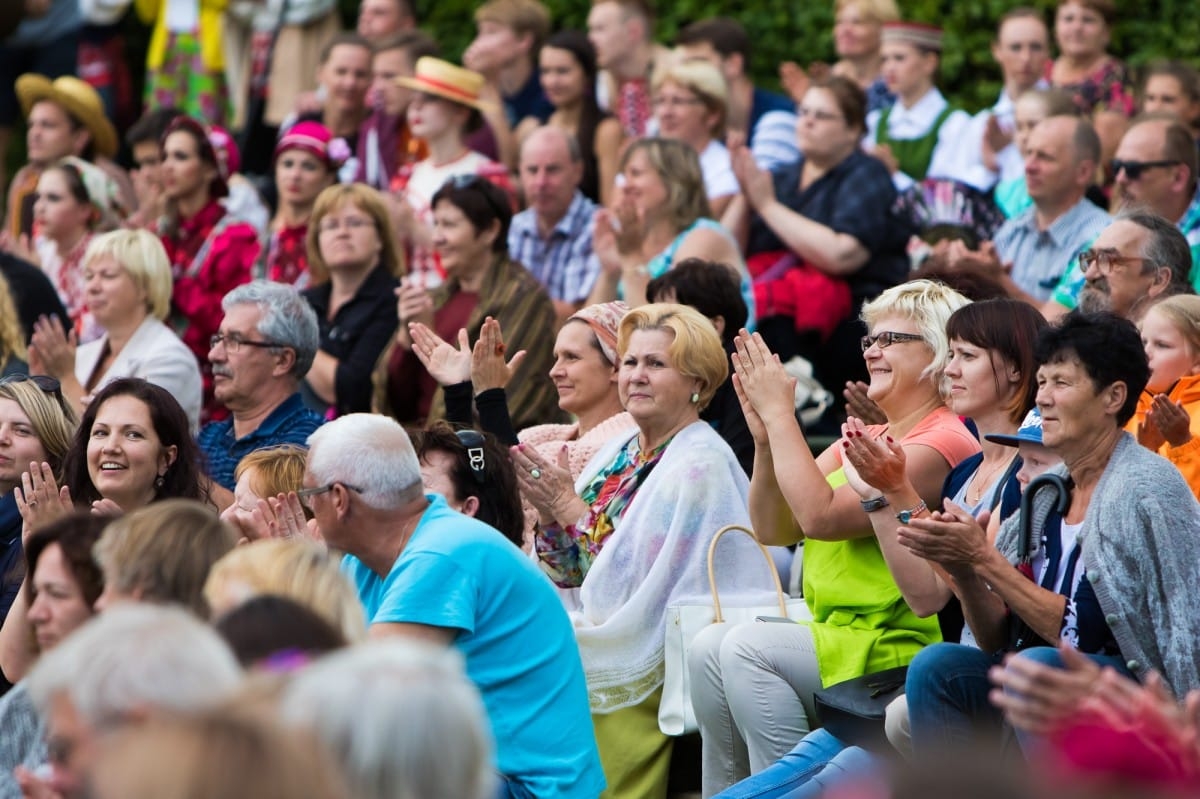 VIII Starptautiskā tautas deju festivāla "Sudmaliņas" koncerts "Deju soļi pasauli iegriež" Rundāles pils parkā