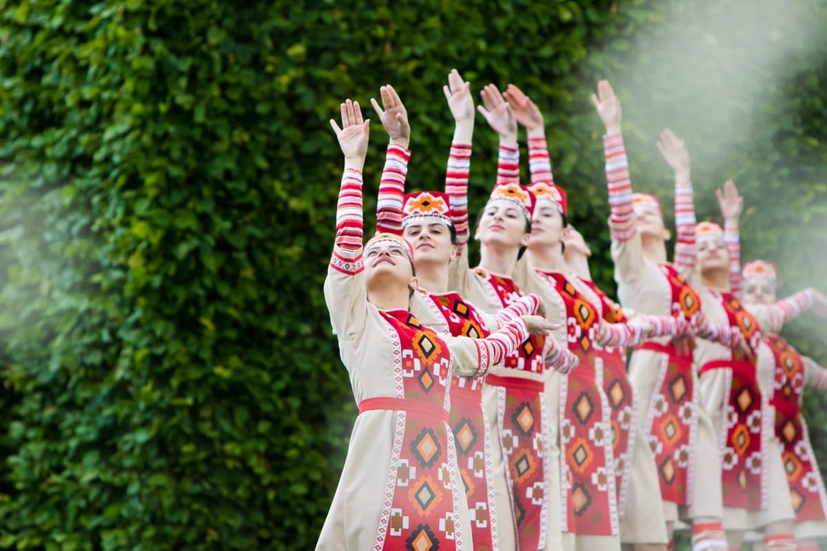 VIII Starptautiskā tautas deju festivāla "Sudmaliņas" koncerts "Deju soļi pasauli iegriež" Rundāles pils parkā