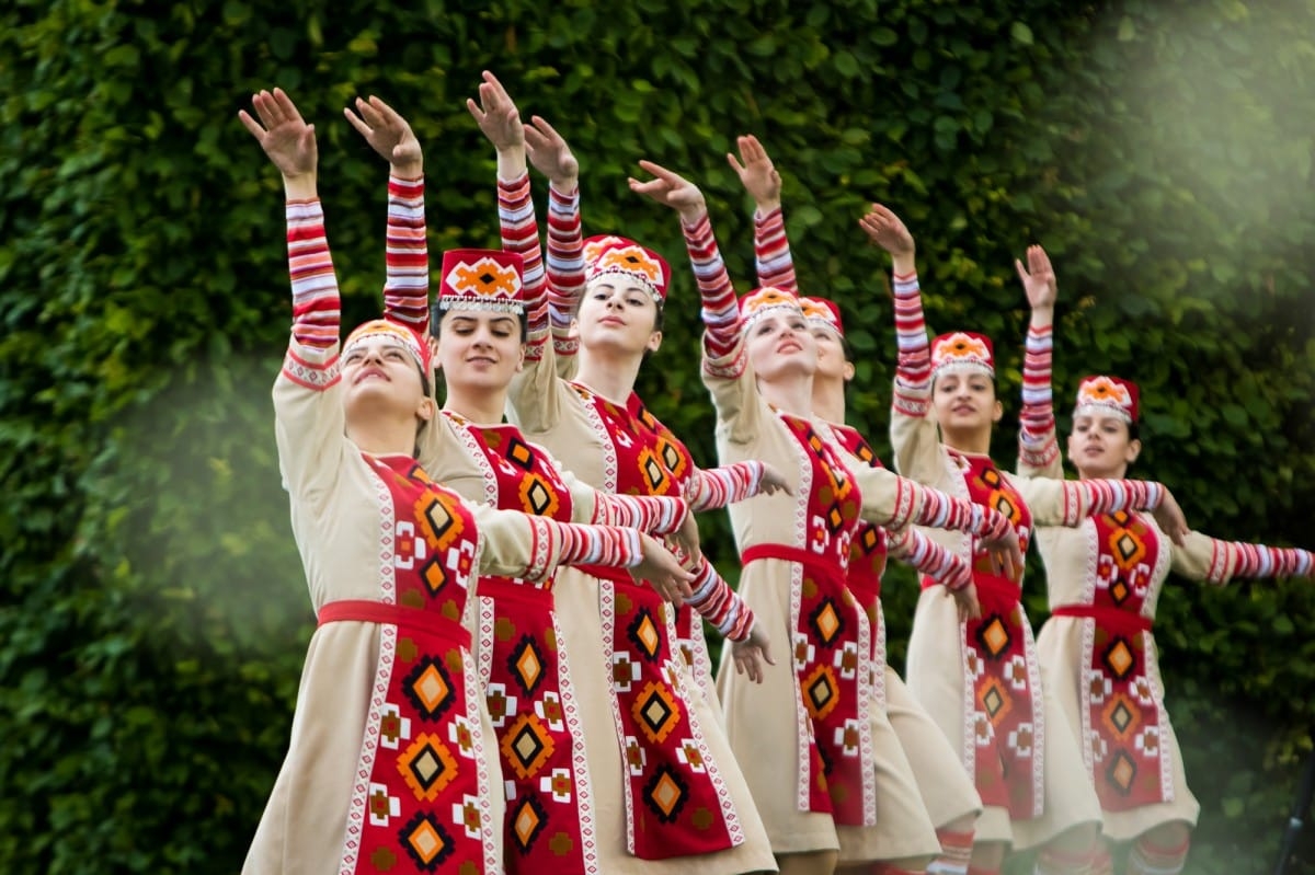 VIII Starptautiskā tautas deju festivāla "Sudmaliņas" koncerts "Deju soļi pasauli iegriež" Rundāles pils parkā