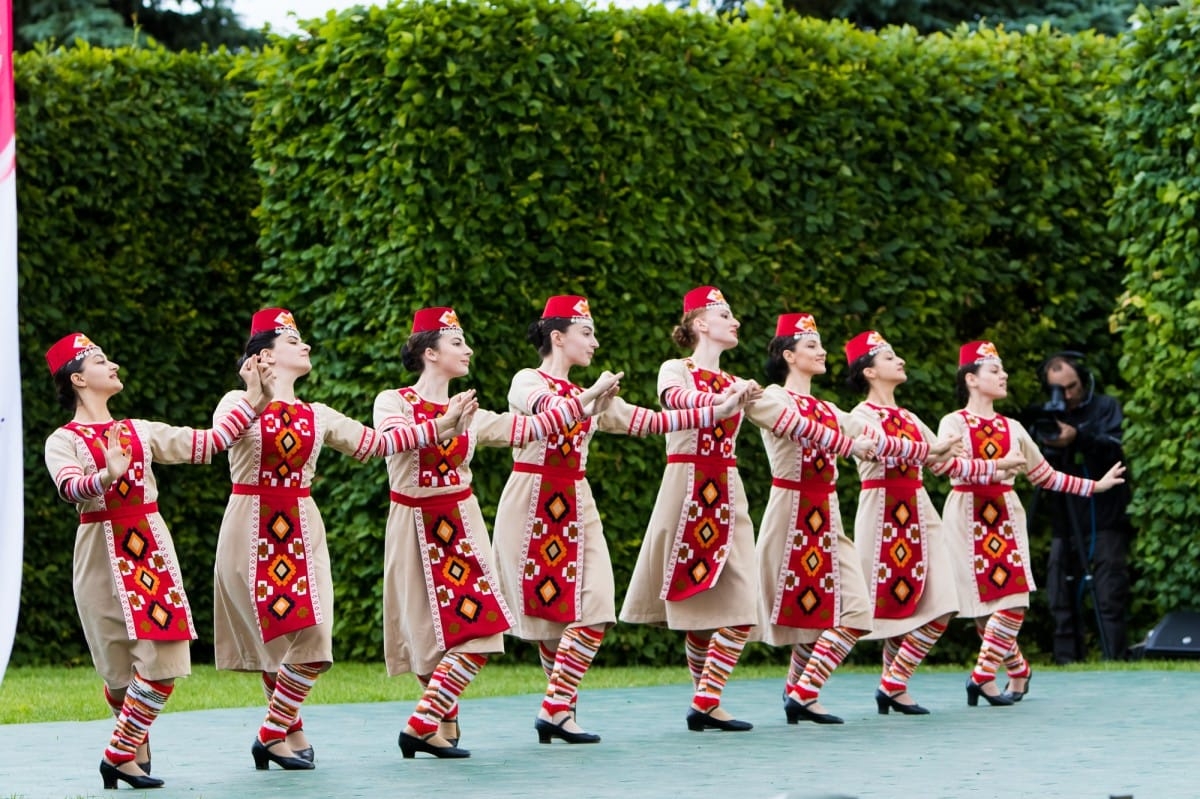 VIII Starptautiskā tautas deju festivāla "Sudmaliņas" koncerts "Deju soļi pasauli iegriež" Rundāles pils parkā