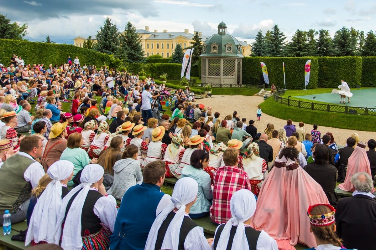VIII Starptautiskā tautas deju festivāla "Sudmaliņas" koncerts "Deju soļi pasauli iegriež" Rundāles pils parkā