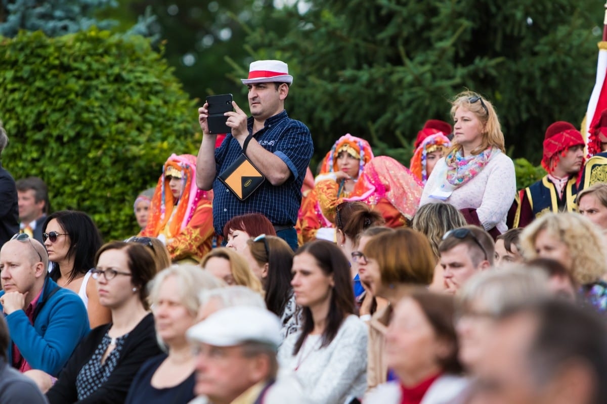 VIII Starptautiskā tautas deju festivāla "Sudmaliņas" koncerts "Deju soļi pasauli iegriež" Rundāles pils parkā