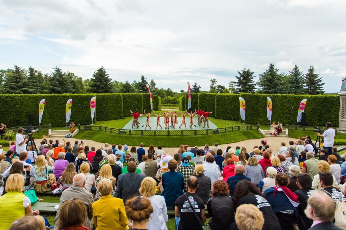 VIII Starptautiskā tautas deju festivāla "Sudmaliņas" koncerts "Deju soļi pasauli iegriež" Rundāles pils parkā