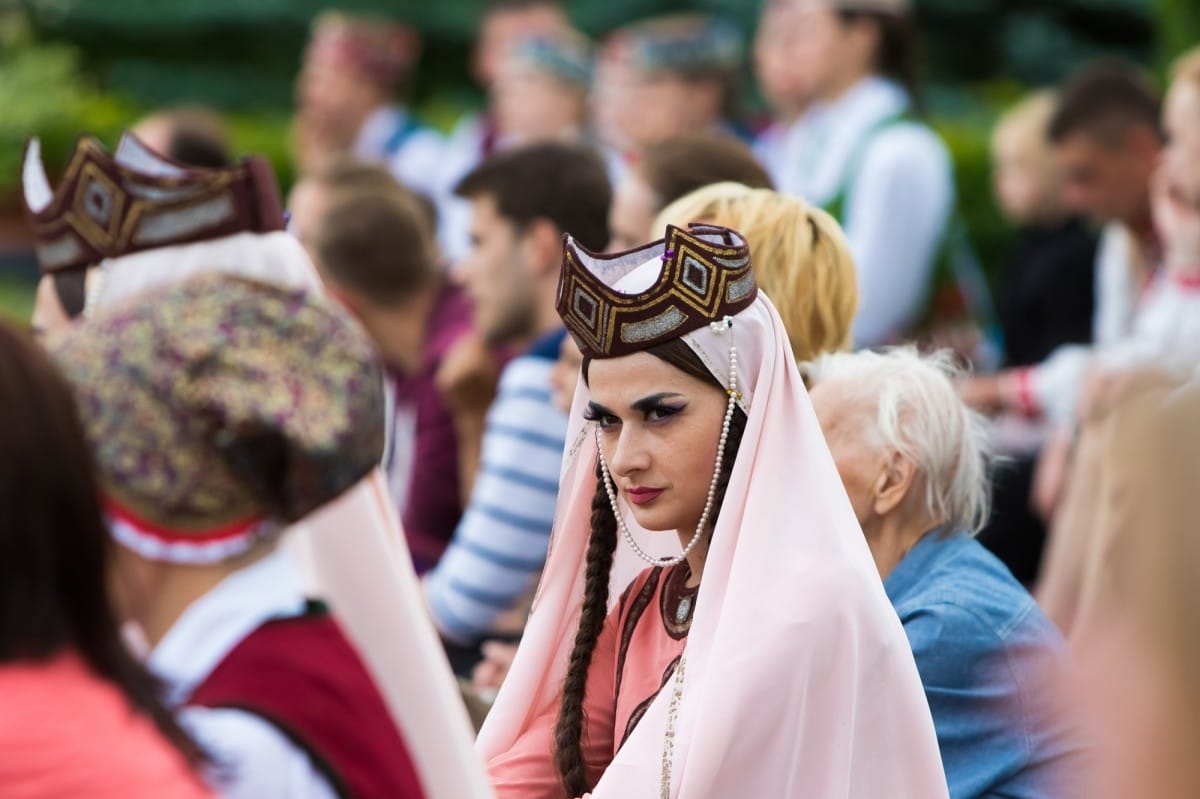 VIII Starptautiskā tautas deju festivāla "Sudmaliņas" koncerts "Deju soļi pasauli iegriež" Rundāles pils parkā