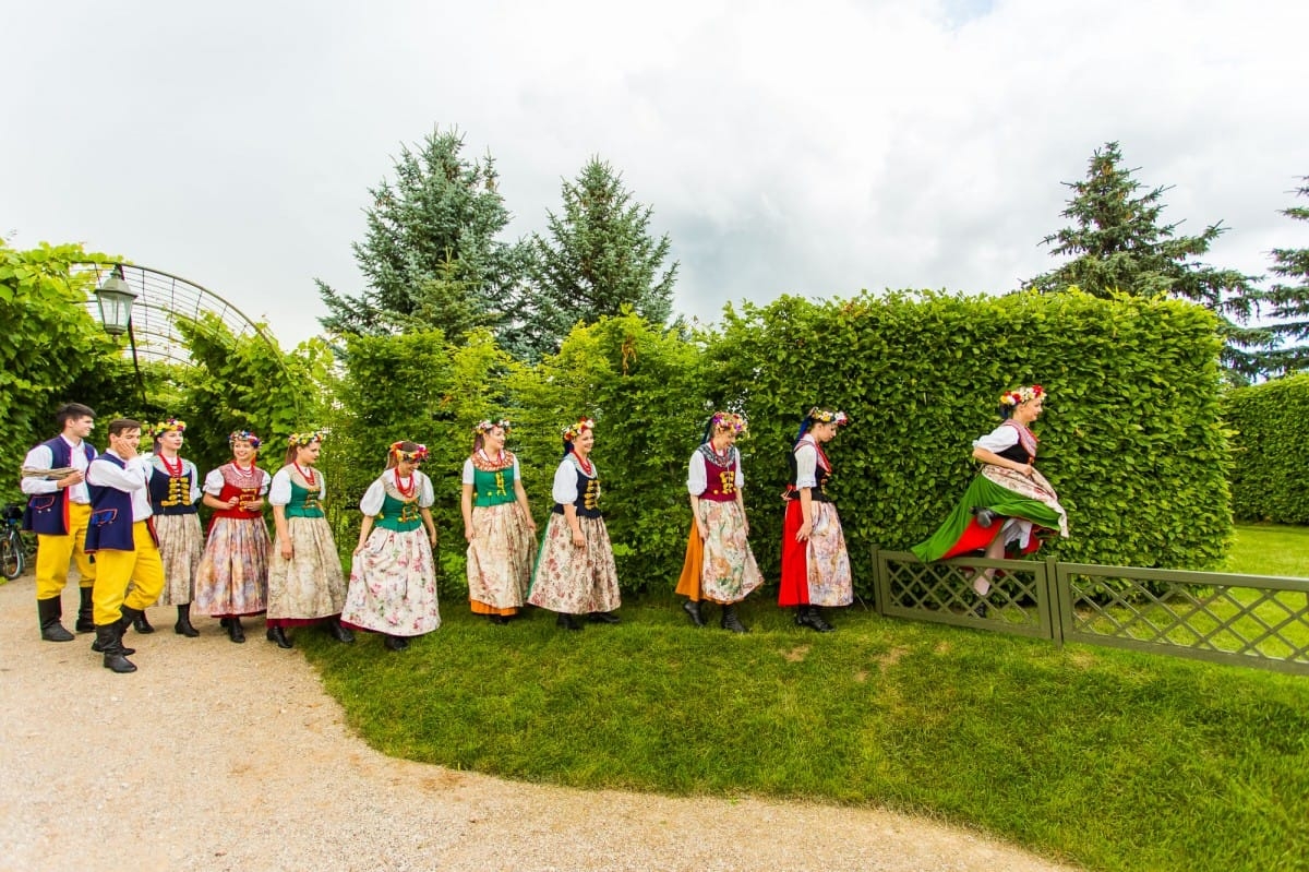 VIII Starptautiskā tautas deju festivāla "Sudmaliņas" koncerts "Deju soļi pasauli iegriež" Rundāles pils parkā