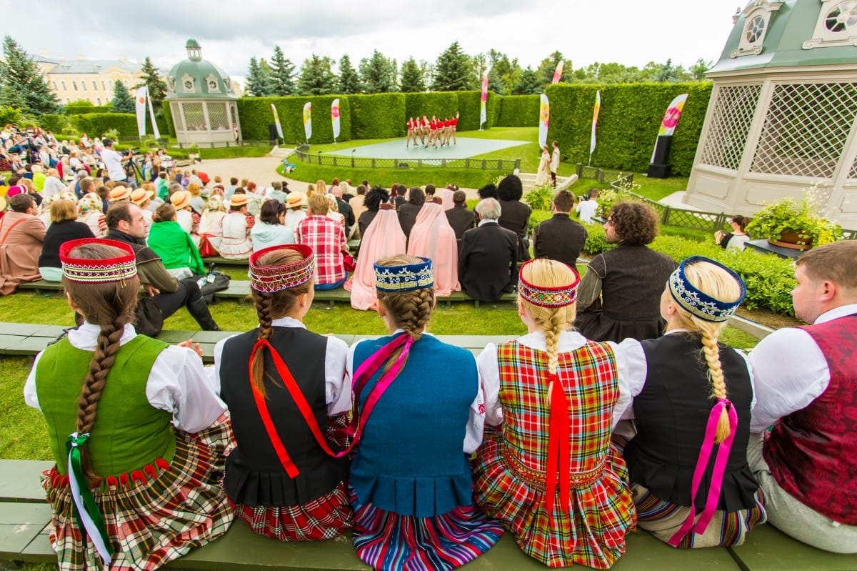 VIII Starptautiskā tautas deju festivāla "Sudmaliņas" koncerts "Deju soļi pasauli iegriež" Rundāles pils parkā