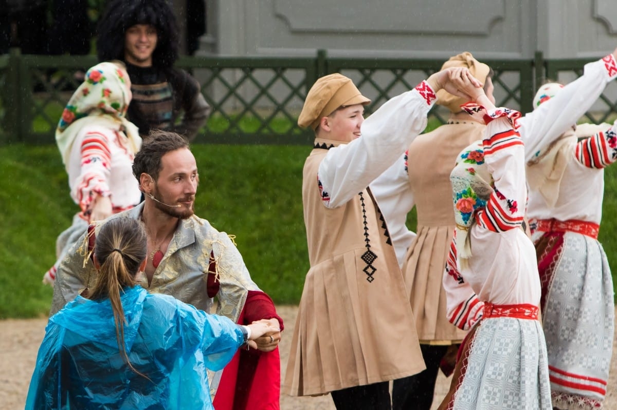 VIII Starptautiskā tautas deju festivāla "Sudmaliņas" koncerts "Deju soļi pasauli iegriež" Rundāles pils parkā