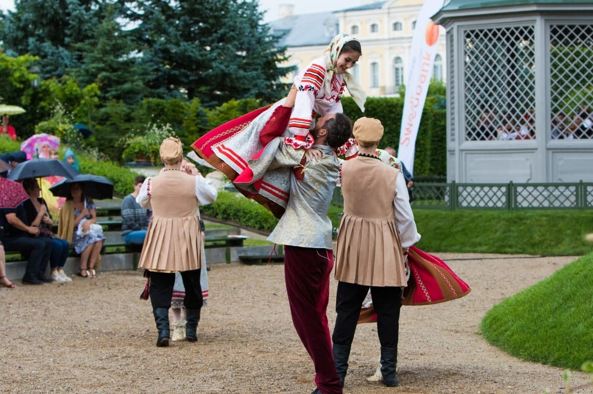 VIII Starptautiskā tautas deju festivāla "Sudmaliņas" koncerts "Deju soļi pasauli iegriež" Rundāles pils parkā