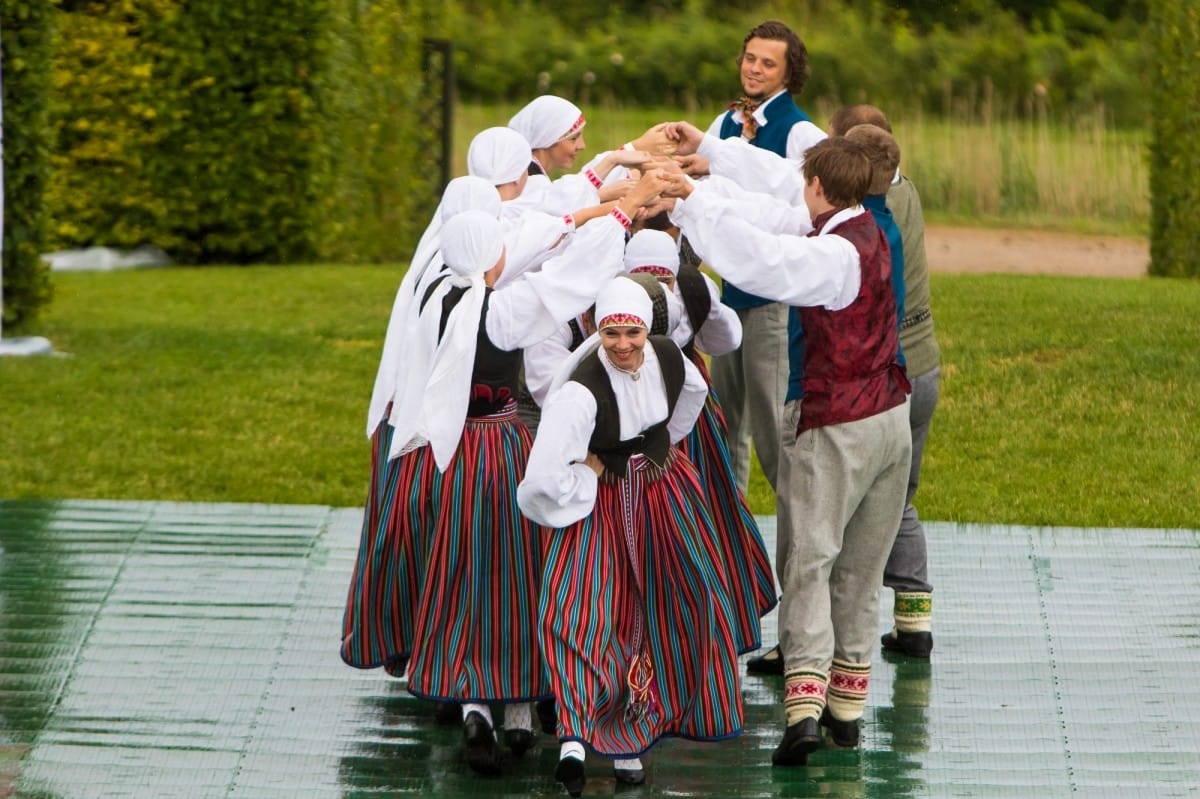 VIII Starptautiskā tautas deju festivāla "Sudmaliņas" koncerts "Deju soļi pasauli iegriež" Rundāles pils parkā