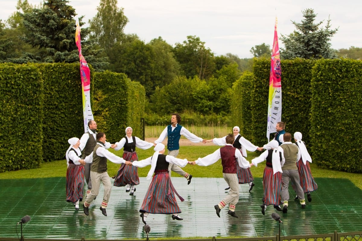 VIII Starptautiskā tautas deju festivāla "Sudmaliņas" koncerts "Deju soļi pasauli iegriež" Rundāles pils parkā