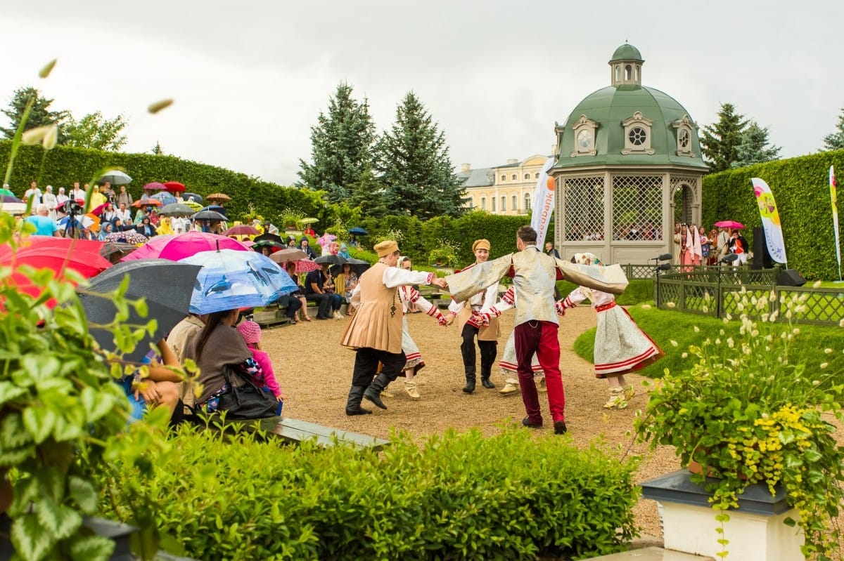 VIII Starptautiskā tautas deju festivāla "Sudmaliņas" koncerts "Deju soļi pasauli iegriež" Rundāles pils parkā