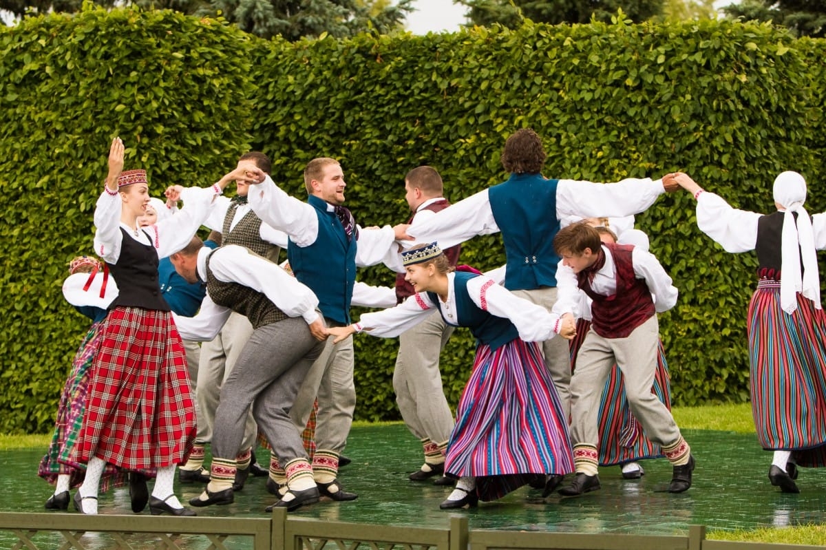 VIII Starptautiskā tautas deju festivāla "Sudmaliņas" koncerts "Deju soļi pasauli iegriež" Rundāles pils parkā