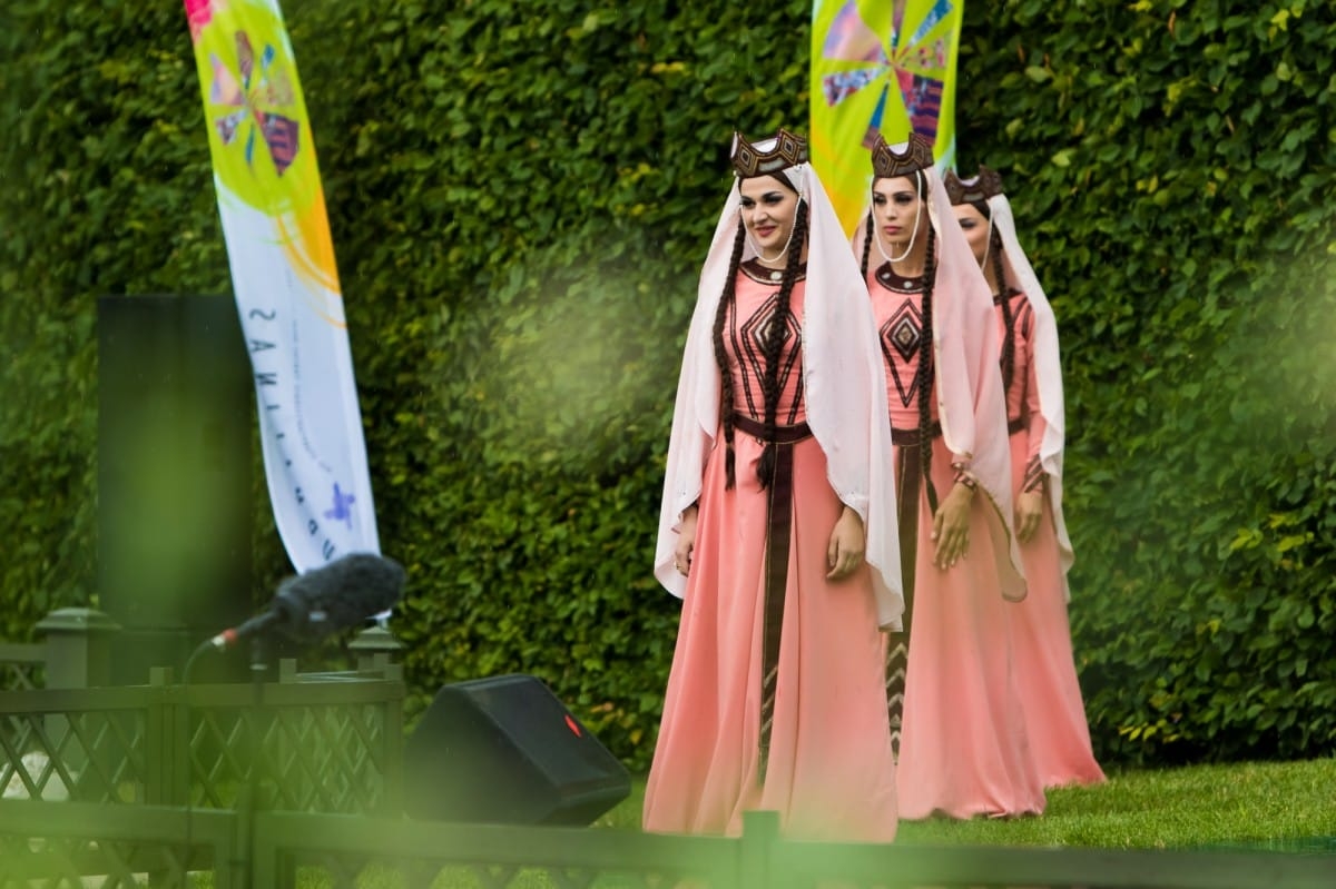 VIII Starptautiskā tautas deju festivāla "Sudmaliņas" koncerts "Deju soļi pasauli iegriež" Rundāles pils parkā