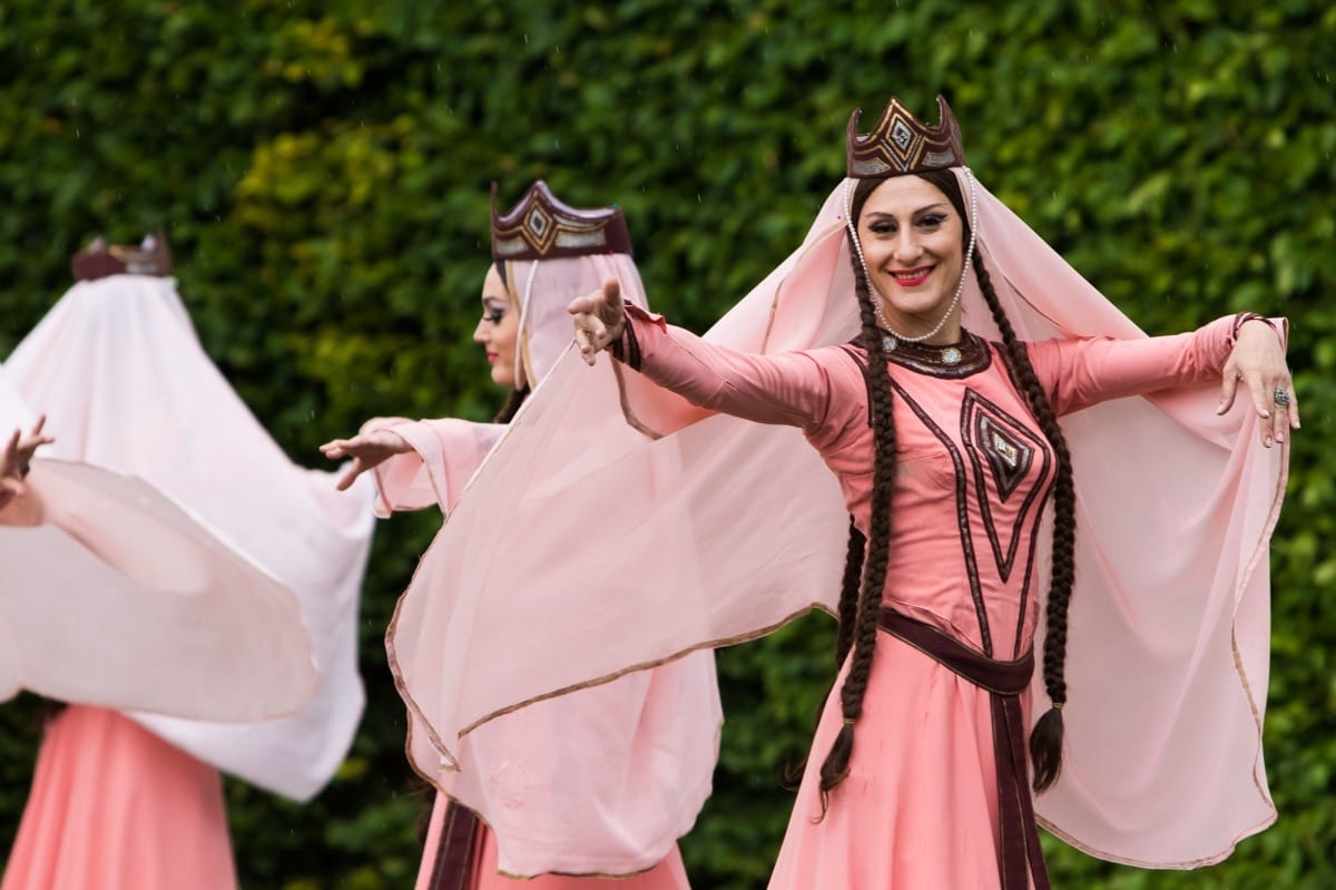 VIII Starptautiskā tautas deju festivāla "Sudmaliņas" koncerts "Deju soļi pasauli iegriež" Rundāles pils parkā