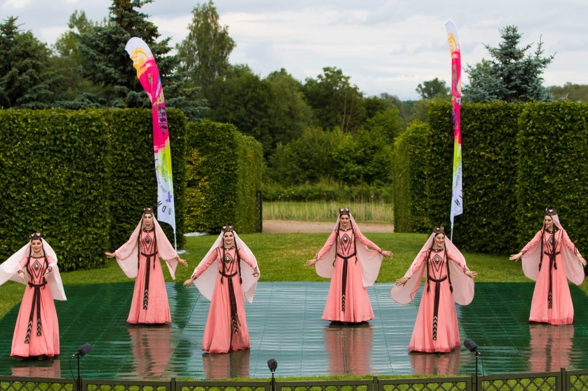 VIII Starptautiskā tautas deju festivāla "Sudmaliņas" koncerts "Deju soļi pasauli iegriež" Rundāles pils parkā