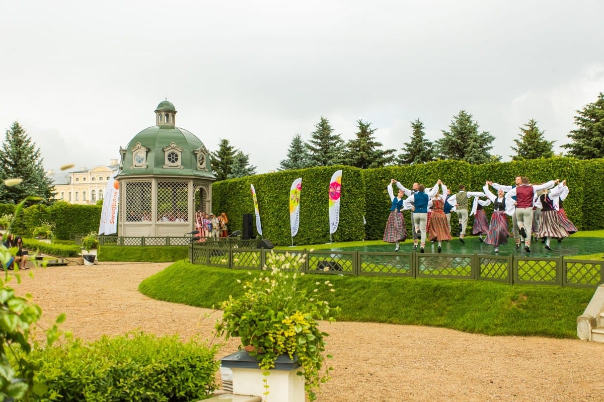 VIII Starptautiskā tautas deju festivāla "Sudmaliņas" koncerts "Deju soļi pasauli iegriež" Rundāles pils parkā