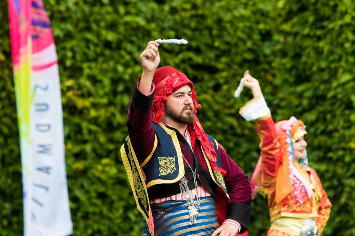 VIII Starptautiskā tautas deju festivāla "Sudmaliņas" koncerts "Deju soļi pasauli iegriež" Rundāles pils parkā