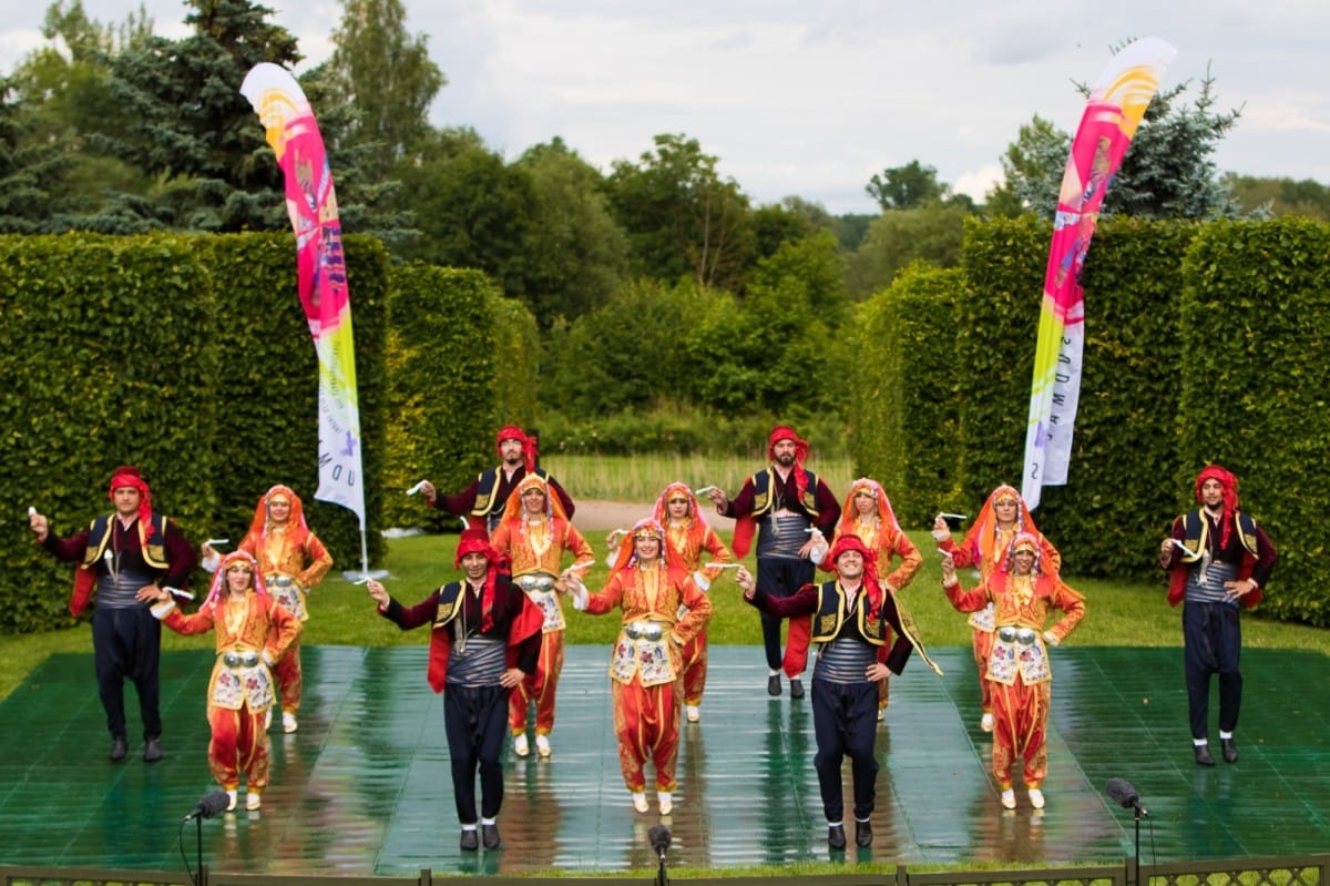 VIII Starptautiskā tautas deju festivāla "Sudmaliņas" koncerts "Deju soļi pasauli iegriež" Rundāles pils parkā