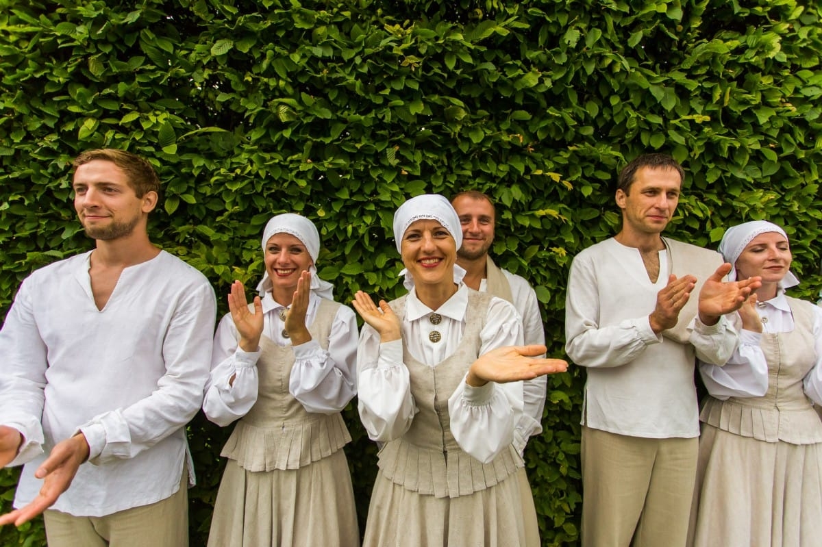 VIII Starptautiskā tautas deju festivāla "Sudmaliņas" koncerts "Deju soļi pasauli iegriež" Rundāles pils parkā