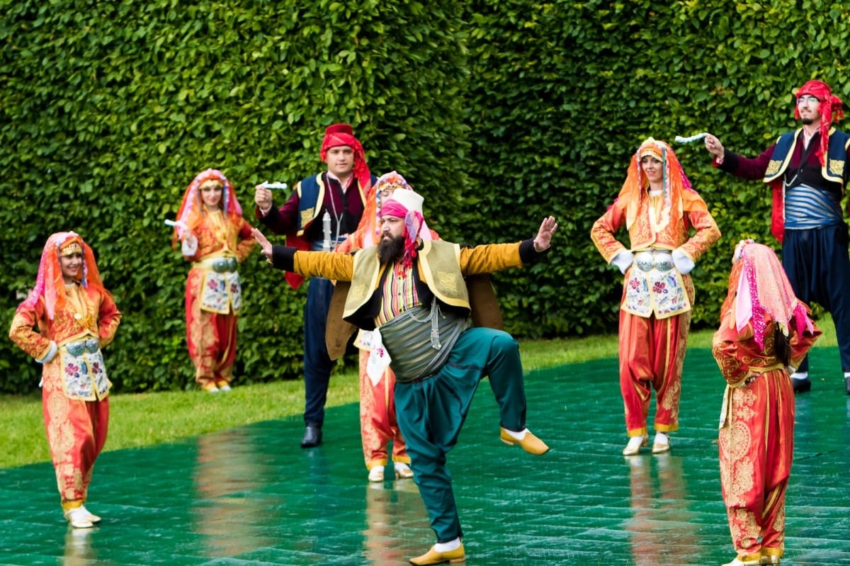 VIII Starptautiskā tautas deju festivāla "Sudmaliņas" koncerts "Deju soļi pasauli iegriež" Rundāles pils parkā