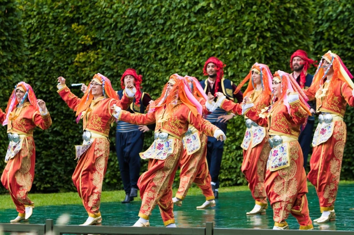 VIII Starptautiskā tautas deju festivāla "Sudmaliņas" koncerts "Deju soļi pasauli iegriež" Rundāles pils parkā