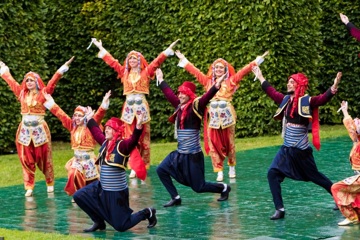 VIII Starptautiskā tautas deju festivāla "Sudmaliņas" koncerts "Deju soļi pasauli iegriež" Rundāles pils parkā