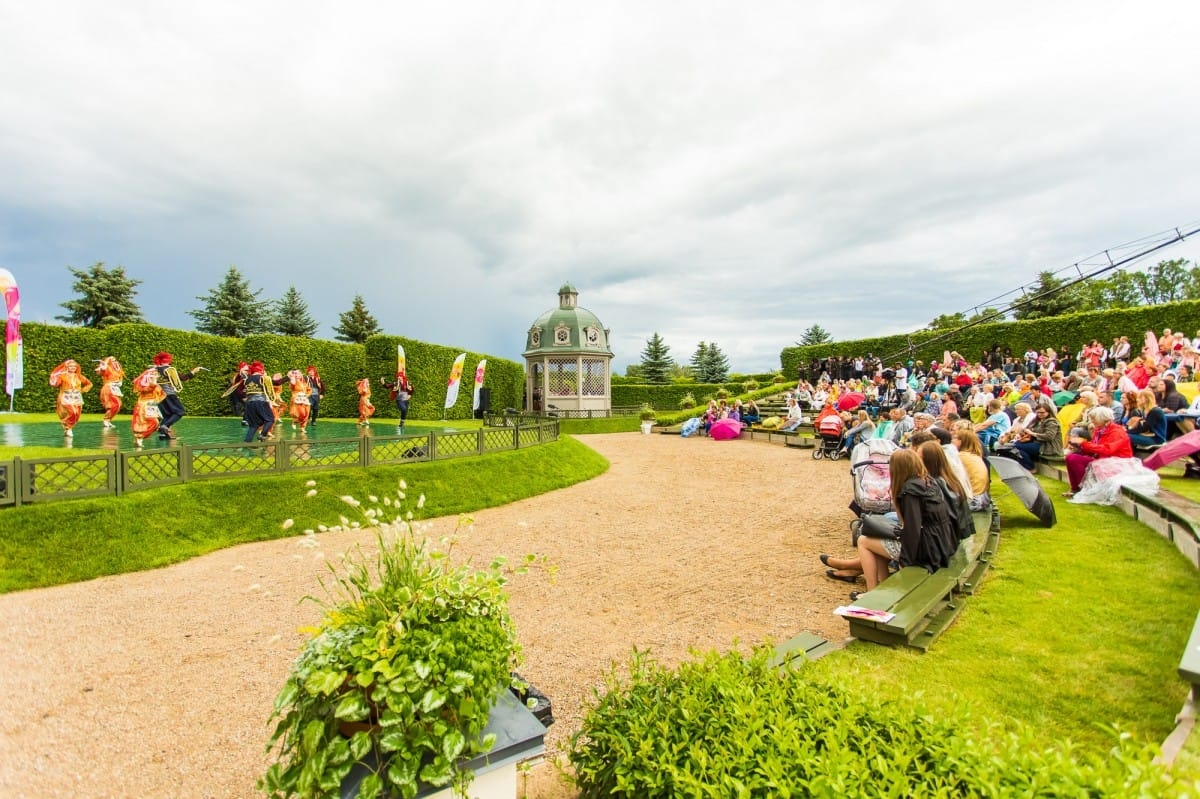 VIII Starptautiskā tautas deju festivāla "Sudmaliņas" koncerts "Deju soļi pasauli iegriež" Rundāles pils parkā