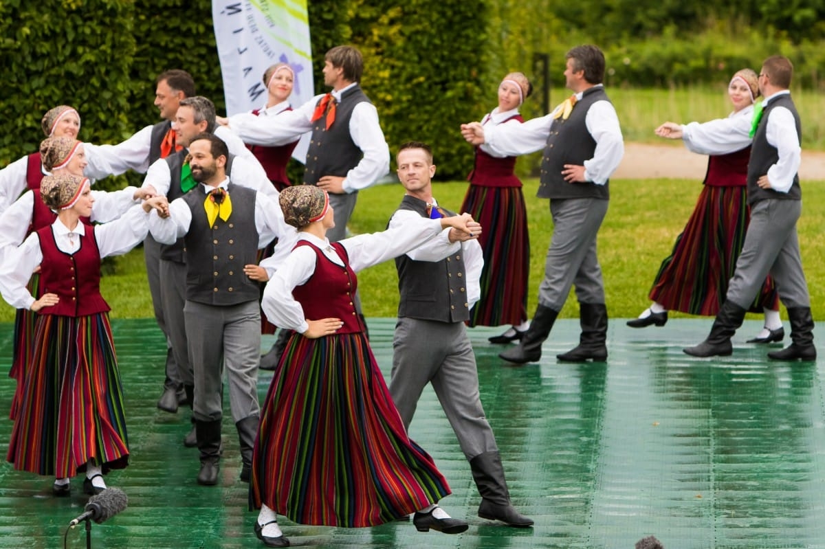 VIII Starptautiskā tautas deju festivāla "Sudmaliņas" koncerts "Deju soļi pasauli iegriež" Rundāles pils parkā