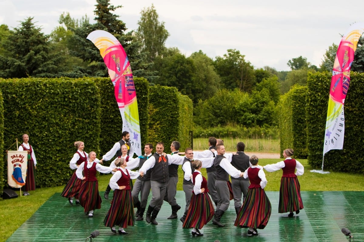 VIII Starptautiskā tautas deju festivāla "Sudmaliņas" koncerts "Deju soļi pasauli iegriež" Rundāles pils parkā
