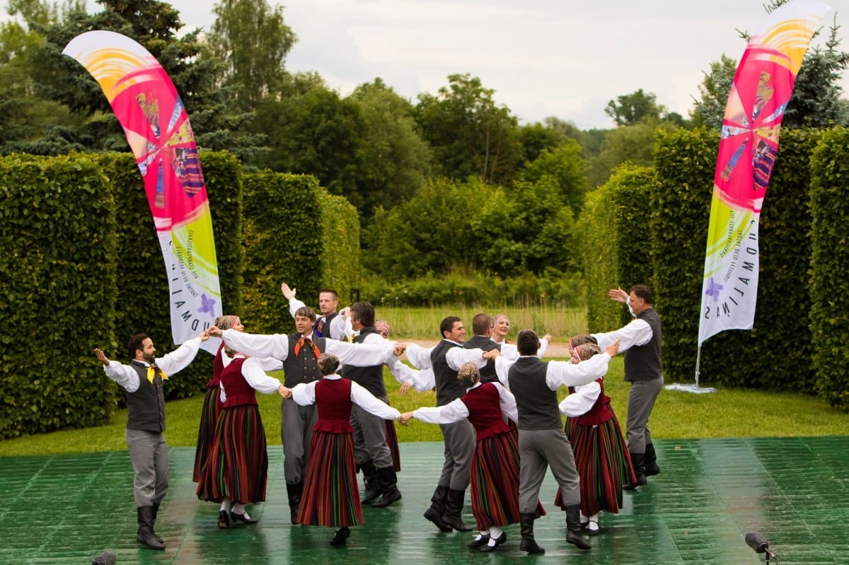 VIII Starptautiskā tautas deju festivāla "Sudmaliņas" koncerts "Deju soļi pasauli iegriež" Rundāles pils parkā