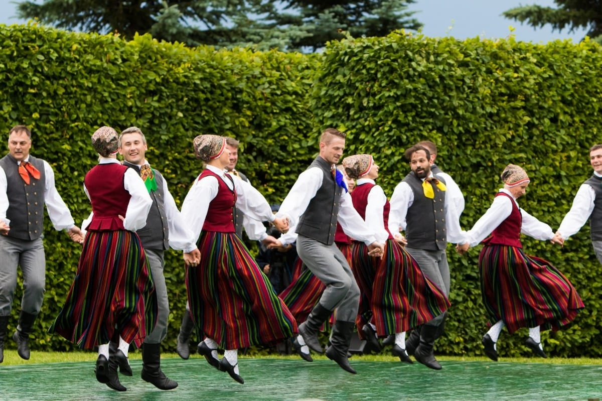 VIII Starptautiskā tautas deju festivāla "Sudmaliņas" koncerts "Deju soļi pasauli iegriež" Rundāles pils parkā