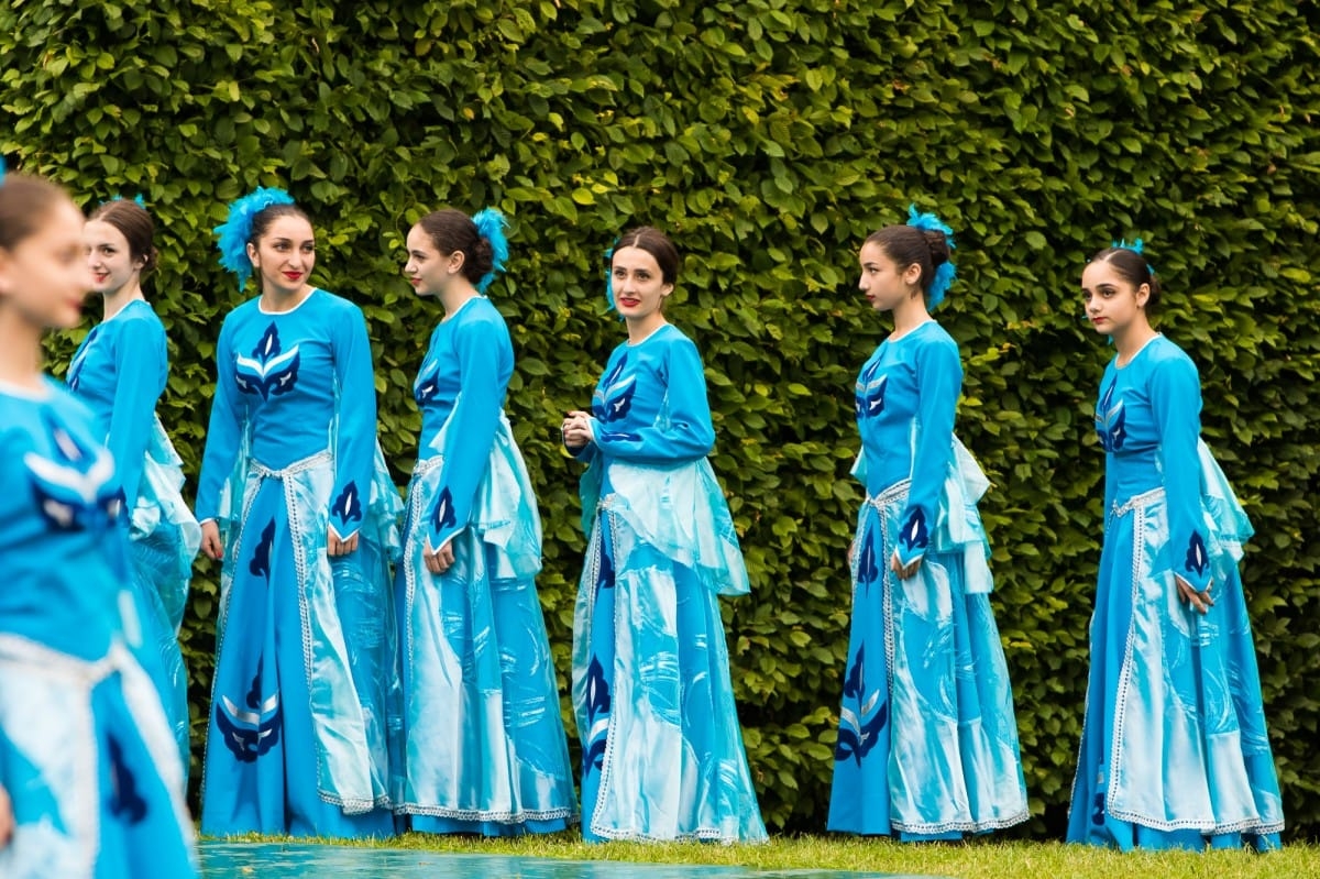 VIII Starptautiskā tautas deju festivāla "Sudmaliņas" koncerts "Deju soļi pasauli iegriež" Rundāles pils parkā