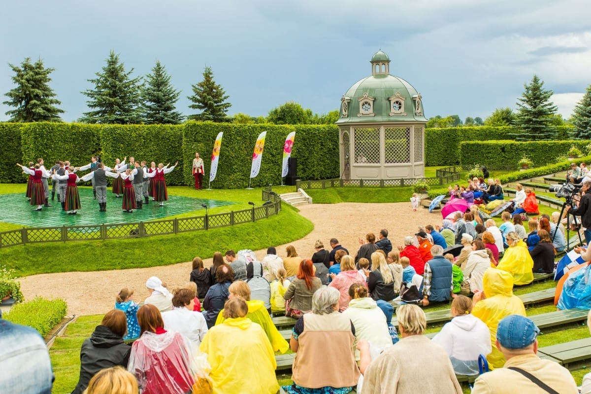 VIII Starptautiskā tautas deju festivāla "Sudmaliņas" koncerts "Deju soļi pasauli iegriež" Rundāles pils parkā