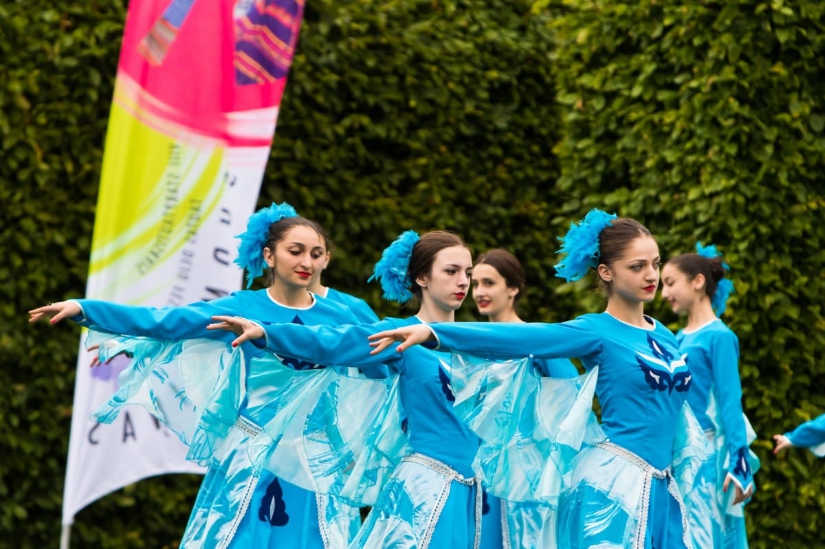 VIII Starptautiskā tautas deju festivāla "Sudmaliņas" koncerts "Deju soļi pasauli iegriež" Rundāles pils parkā