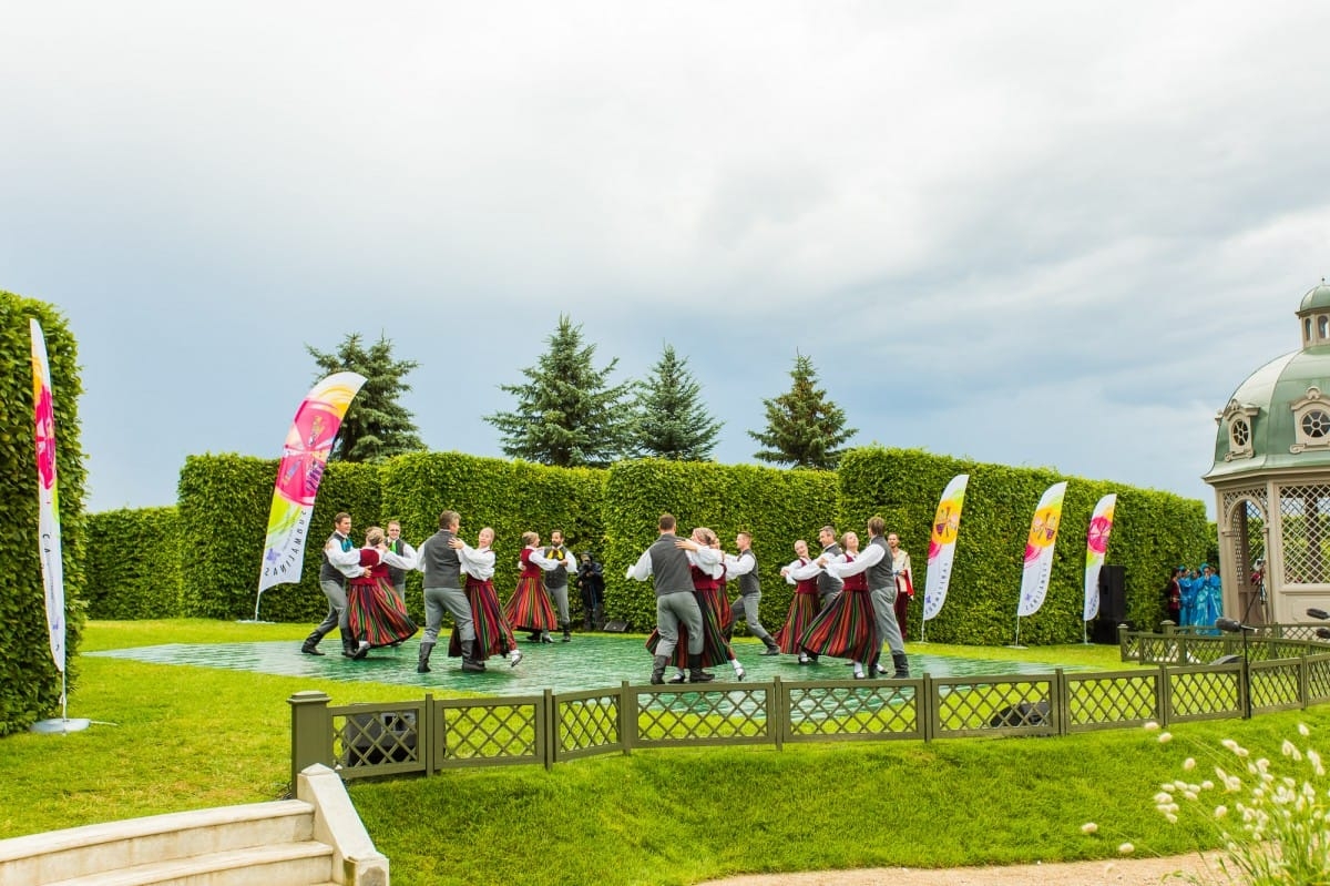 VIII Starptautiskā tautas deju festivāla "Sudmaliņas" koncerts "Deju soļi pasauli iegriež" Rundāles pils parkā