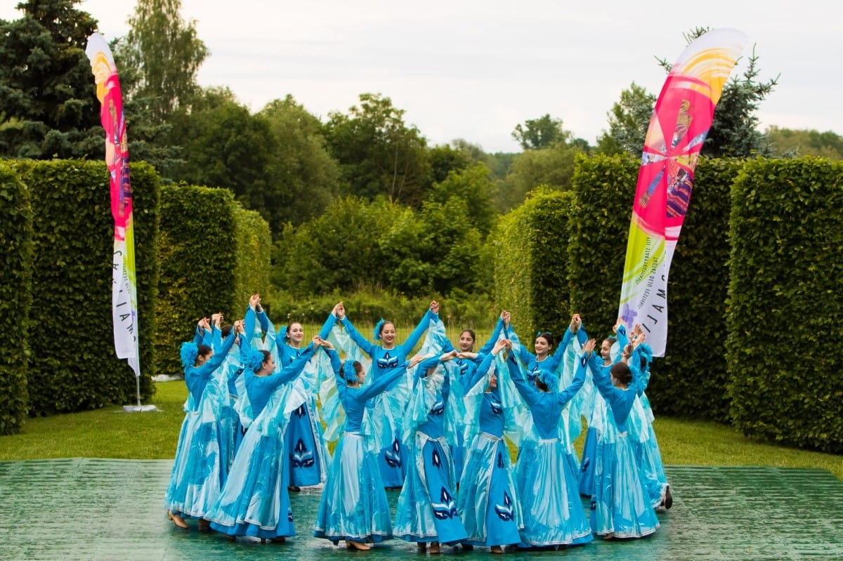 VIII Starptautiskā tautas deju festivāla "Sudmaliņas" koncerts "Deju soļi pasauli iegriež" Rundāles pils parkā