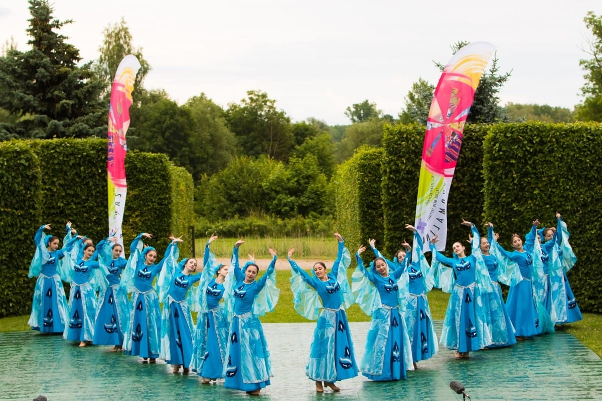 VIII Starptautiskā tautas deju festivāla "Sudmaliņas" koncerts "Deju soļi pasauli iegriež" Rundāles pils parkā