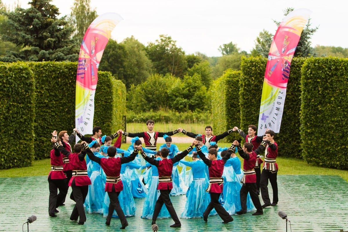 VIII Starptautiskā tautas deju festivāla "Sudmaliņas" koncerts "Deju soļi pasauli iegriež" Rundāles pils parkā