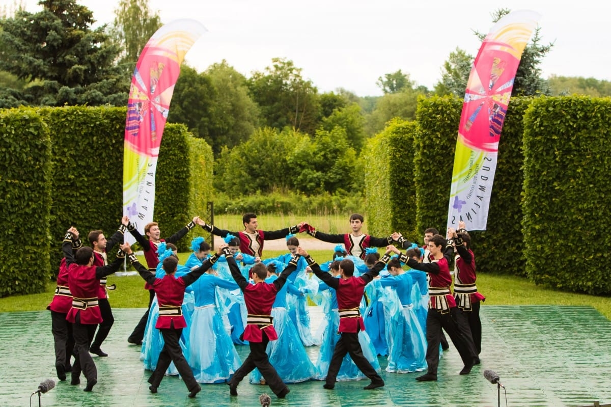 VIII Starptautiskā tautas deju festivāla "Sudmaliņas" koncerts "Deju soļi pasauli iegriež" Rundāles pils parkā