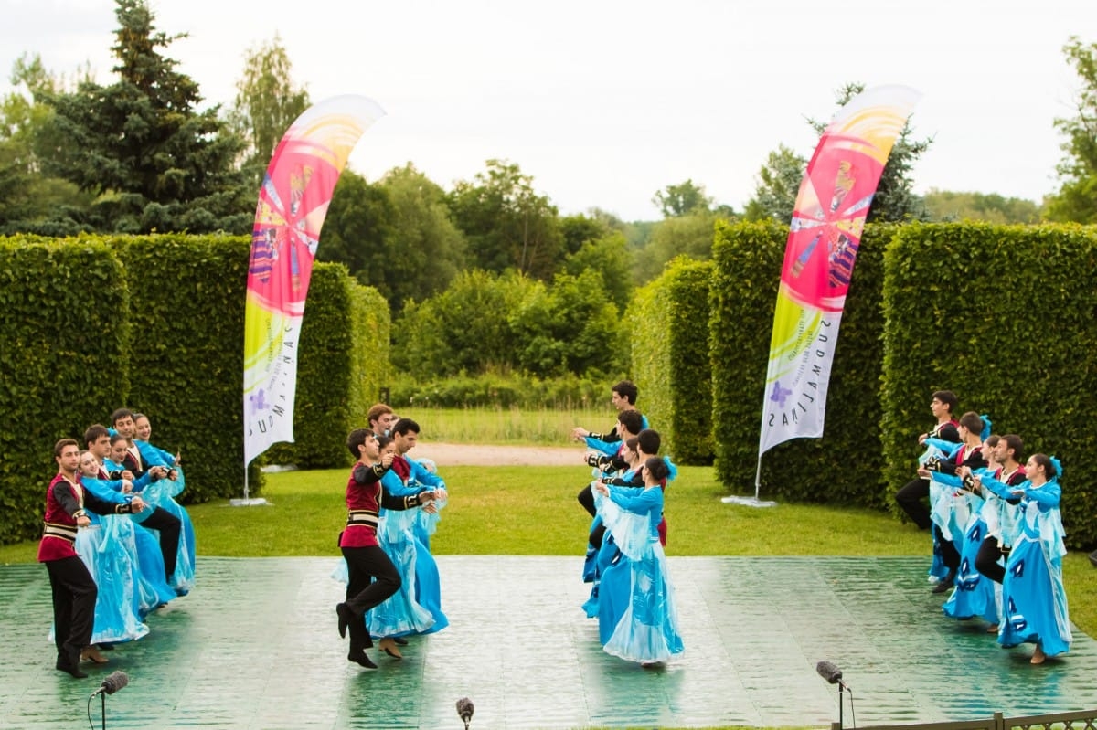 VIII Starptautiskā tautas deju festivāla "Sudmaliņas" koncerts "Deju soļi pasauli iegriež" Rundāles pils parkā
