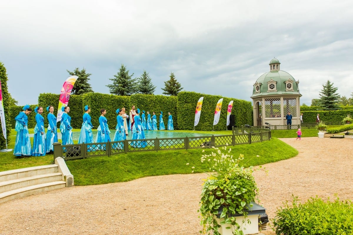 VIII Starptautiskā tautas deju festivāla "Sudmaliņas" koncerts "Deju soļi pasauli iegriež" Rundāles pils parkā