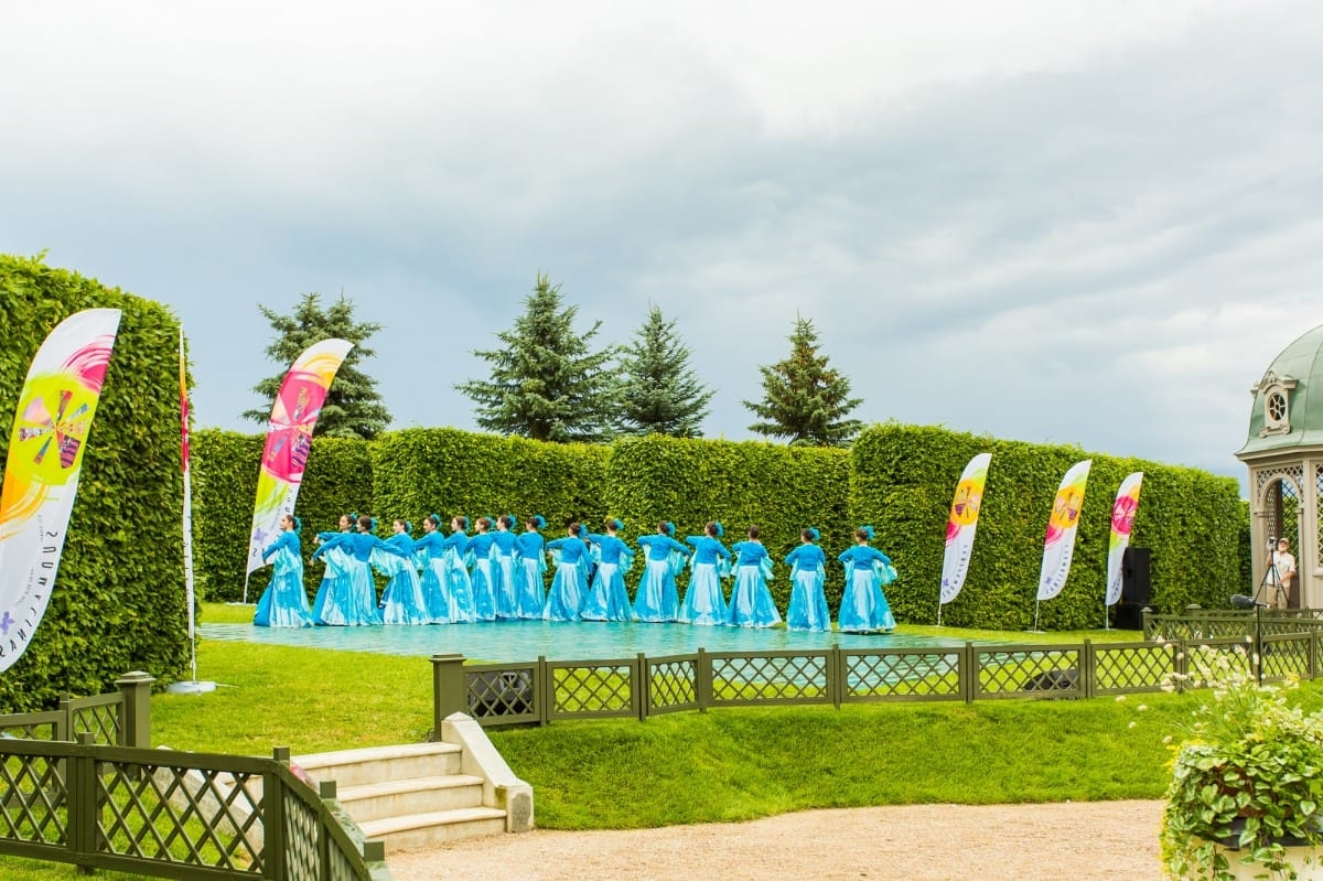 VIII Starptautiskā tautas deju festivāla "Sudmaliņas" koncerts "Deju soļi pasauli iegriež" Rundāles pils parkā