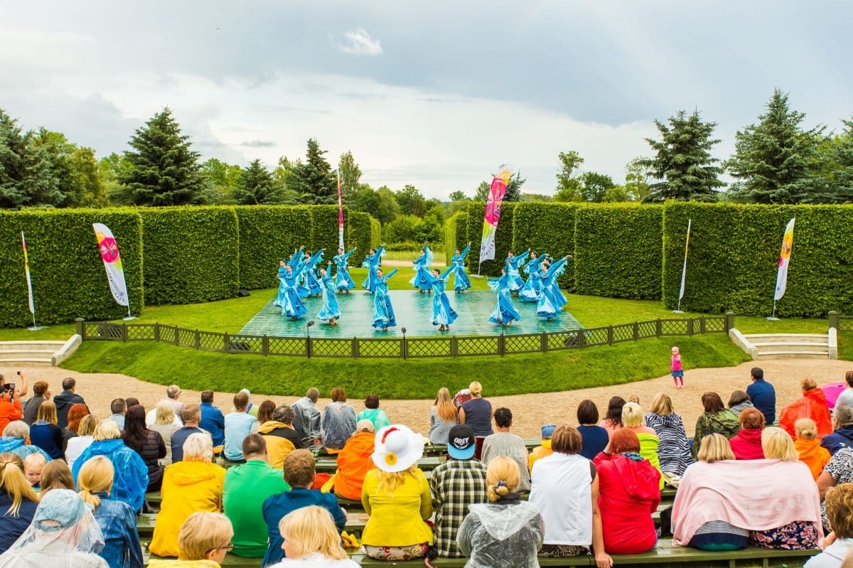 VIII Starptautiskā tautas deju festivāla "Sudmaliņas" koncerts "Deju soļi pasauli iegriež" Rundāles pils parkā