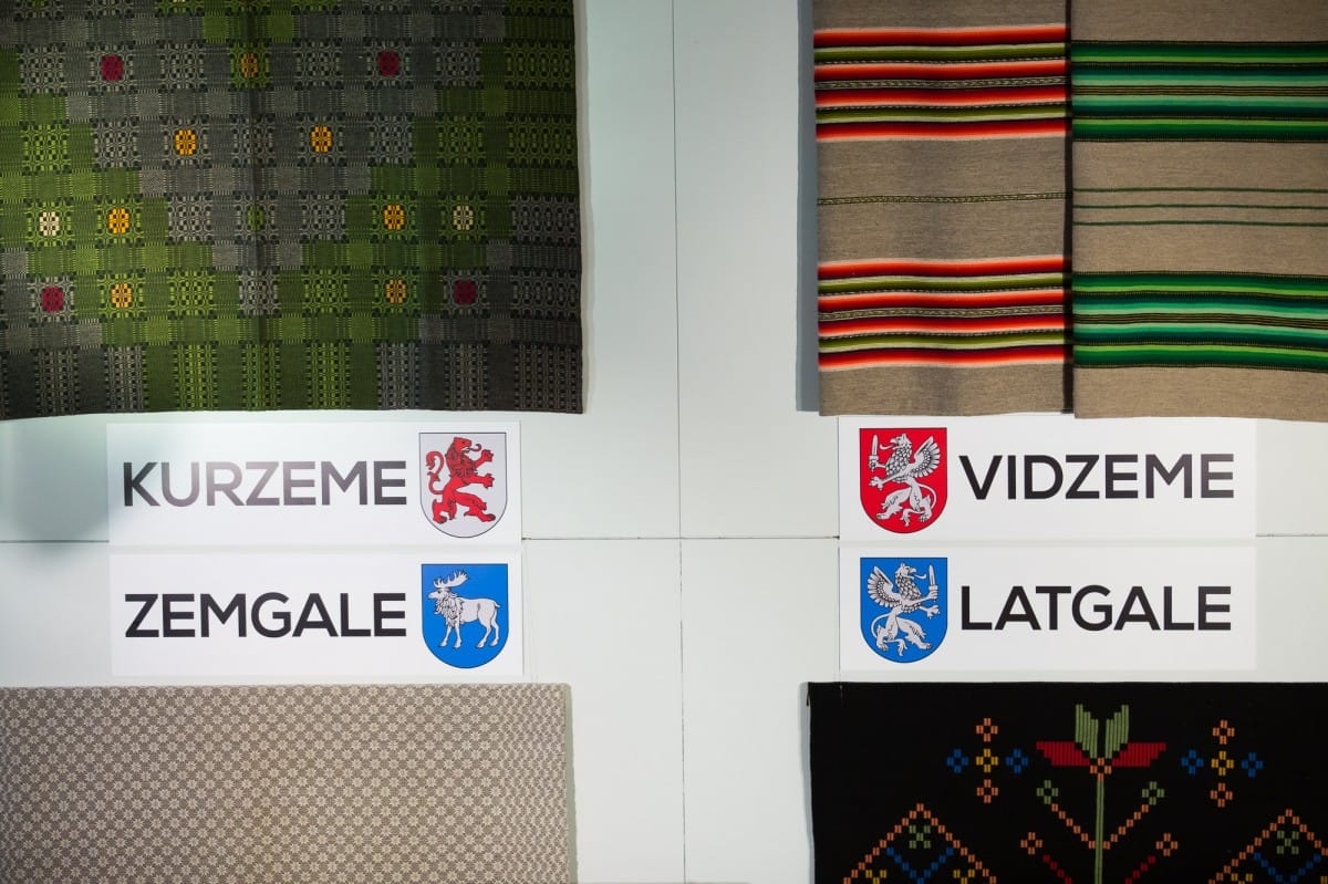 Izstāde "Latvijas novadu segas" Kuldīgas mākslas namā