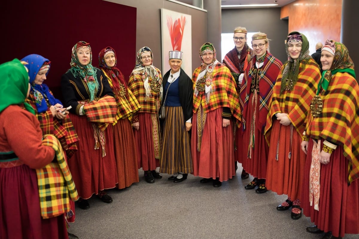 Grāmatas "Suitu rakstainās zeķes" atvēršana