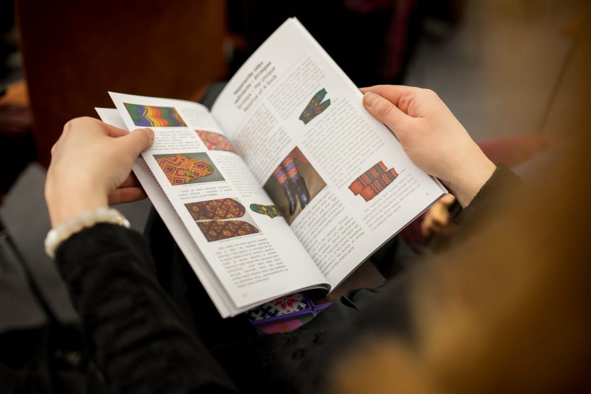 Grāmatas "Suitu rakstainās zeķes" atvēršana