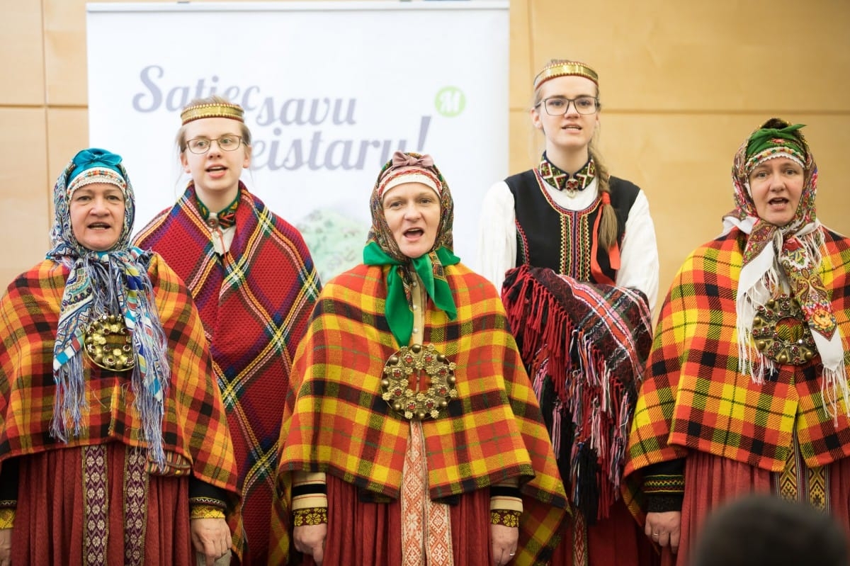 Grāmatas "Suitu rakstainās zeķes" atvēršana